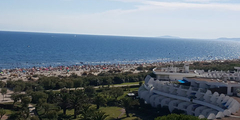La Grande Motte propose des restaurants variés avec vue sur mer, sur les plages, dans les espaces verts et en ville avec une architecture unique (® networld-A.Giorgetti)