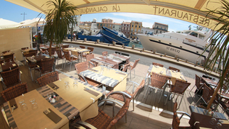 La Calanque Sète propose ses menus ensoleillés à déguster au restaurant avec terrasse sur les quais.