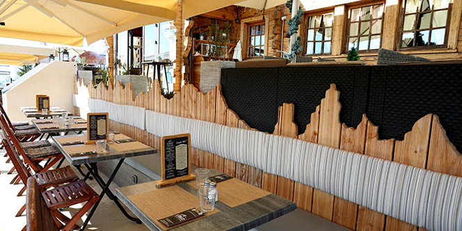 Le Chalet Chamoniard Lattes Restaurant savoyard avec une carte de grillades et de salades pour les beaux jours monte dans les alpages pendant l’été.(® SAAM-fabrice CHort)