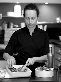 L’atelier de l’Epicure Montpellier propose des cours de cuisine, un service Traiteur, une épicerie, des prestations de chef à domicile est présenté par Aurélie sa fondatrice.(® SAAM-Fabrice Chort)