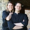 Le duo des cuisines du restaurant du Mas de Luzière de Saint André de Buèges est orchestré par Aliénor Delrue et Ronald Patterson.