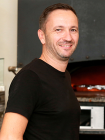 Pizzeria Chez Vincent Montpellier Restaurant italien qui propose des pizzas fait maison cuites au feu de bois et des spécialités italiennes est gérée par Giuseppe Palumbo (® SAAM-fabrice Chort)