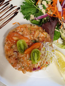 La Cosa Nostra La Grande Motte est un restaurant italien et méditerranéen sur le port qui propose sa recette du Tartare de saumon.( ® la cosa nostra)