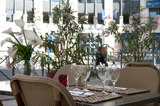 Table en terrasse de la brasserie La Suite dans le quartier Antigone de Montpellier (crédits photos:networld-S.Boirel)