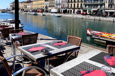 Central Bar Sète Restaurant et Bar et ses tables en terrasse le long du canal ( ® SAAM fabrice CHORT)