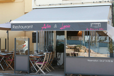 Chez Alex et Lucie Bouzigues et la terrasse de leur restaurant de poissons et fruits de mer (® networld-fabrice Chort)