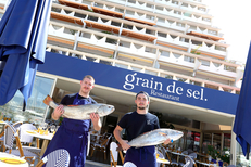 Les responsables du restaurant Grain de Sel présentent des poissons frais à La Grande-Motte (®SAAM- fabrice CHORT)