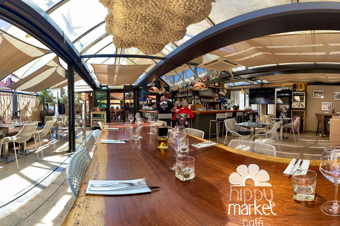 Hippy Market Café à Sète est un restaurant de poissons et coquillages, avec des tables en terrasse sur les quais du canal. (®hippy market café)