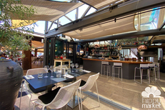 Hippy Market Sète est un restaurant de cuisine fait maison avec des tables en terrasse (® hippy market café)
