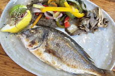 Hippy Market Sète est un restaurant fait maison. Ici une dorade grillée (® facebook hippy market café)