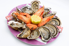 Déguster des huîtres à Bouzigues chez l’Ambre de Thau au bord de l'étang de Thau • plateau d'huîtres direct producteur, coquillages et fruits de mer ( ® SAAM-fabrice CHORT)