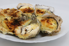 Où manger des huîtres à Bouzigues ? Au restaurant L’Ambre de Thau sur l'étang de Thau. Ici huîtres gratinées ( ® SAAM-fabrice CHORT)