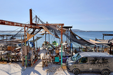 Restaurant huitres Bouzigues : L’ Ambre de Thau sur l'étang de Thau • Terrasse avec vue exceptionnelle ( ® SAAM-fabrice CHORT)