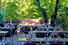 Effet Jardin Lattes • Restaurant de cuisine faite maison • Tables en terrasse dans un jardin ( ® SAAM-fabrice CHORT)