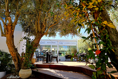 Restaurant L’Entre 2 Marseillan-Plage et ses tables en terrasse ( ® SAAM- fabrice CHORT)