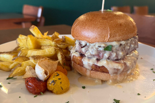 L'Envie et Belle Mèze • Restaurant Cuisine du marché Maison et vue sur le port • Burger maison (® l'envie et belle)