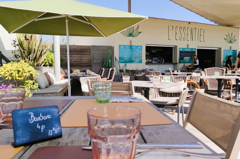 L'Essentiel Sète est un restaurant de cuisine du marché fait maison avec vue mer en bord de plage. (® l'essentiel)