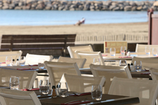 L’Etoile de mer Restaurant la Grande Motte et ses tables en terrasse face à la mer (® networld-fabrice chort)