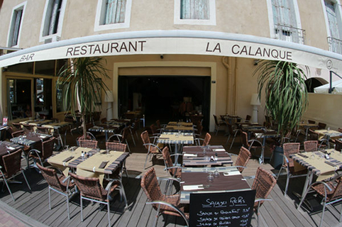 La Calanque Sète restaurant et sa superbe terrasse sur les quais face aux bateaux (® SAAM-fabrice Chort)
