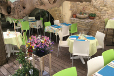 La Croq’au sel Gallargues le Montueux et ses tables de restaurant en terrasse (® la croq au sel)
