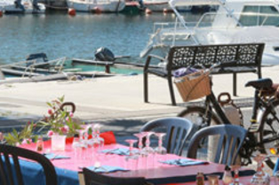 La Maison du Pêcheur Mèze restaurant de poissons, de coquillages et crustacés avec une terrasse face aux bateaux (® networld-fabrice chort)