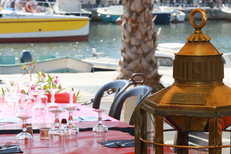 La Maison du Pêcheur Mèze Restaurant et sa terrasse avec une superbe vue sur bateaux (® networld-fabrice chort)