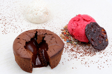 La Maison Gely Clapiers et ses savoureux desserts maison. Ici un coulant au chocolat, tuile carambar et sorbet framboise ( ® SAAM-fabrice CHORT)