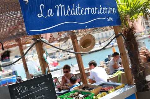 La Méditerranéenne Sète Restaurant avec une cuisine fait maison autour notamment des poissons et coquillages sur les quais de Sète.(® SAAM-Fabrice CHort)