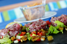 La Méditerranéenne Sète est un restaurant de cuisine fait maison sur les quais, ici un tartare de thon (® SAAM-Fabrice Chort)