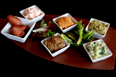 La Plancha Carnon propose une cuisine fait maison. Ici une planche d'assortiments de Mezzés et tapas à partager (® SAAM-fabrice Chort)