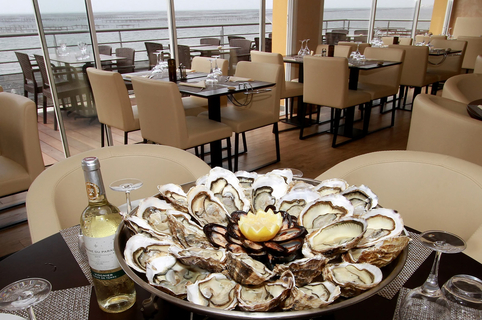 La Table de Thau Bouzigues Restaurant Poissons et fruits de mer vue étang et Sète (® SAAM--fabrice Chort)