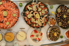 Buffet poissons et coquillages à La Table de Thau Bouzigues Restaurant Poissons et fruits de mer vue étang et Sète (® SAAM--fabrice Chort)