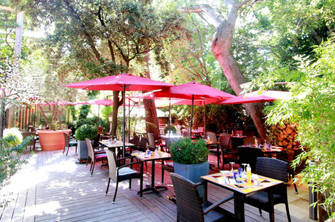 Le Bazar Montpellier propose des tables en terrasse ombragée à Aiguelongue (® networld-fabrice chort)