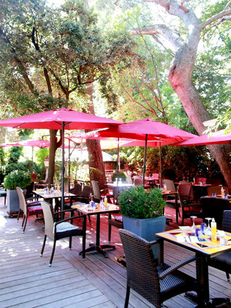 Le Bazar Montpellier propose des tables en terrasse ombragée à Aiguelongue (® networld-fabrice chort)