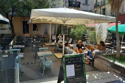 Le Come and Tea Montpellier est un salon de thé et un restaurant en centre-ville sur la Place Saint Côme.(® come and tea)