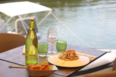 Restaurant Le Dauphin Grau du Roi propose des tables en terrasse pour les beaux jours au centre-ville sur les quais (® SAAM-fabrice Chort)
