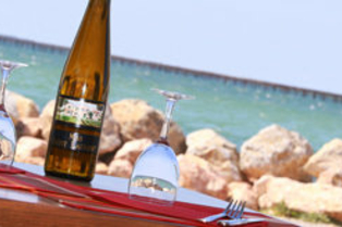 Le Marin Bouzigues restaurant de poissons et coquillages avec une vue superbe depuis la terrasse (® networld-fabrice Chort)