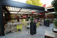 Le Patio Mauguio restaurant avec tables en extérieur en terrasse sous la pergola bioclimatique (® Le Patio)
