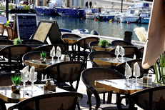 Le Saint-Louis Sète est un restaurant le long du canal avec des tables en terrasse (® SAAM fabrice CHORT)