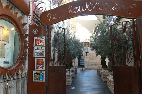 Entrée du restaurant Le Tournesol au centre-ville de Clermont l’Hérault (crédits photos : Networld – F.Chort)
