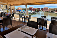 Le Trio Restaurant Lattes est spécialisé en Viande Aubrac avec une belle terrasse vue port (® SAAM fabrice CHORT)