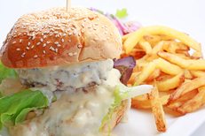 Le Trio Restaurant Lattes est spécialisé en Viande Aubrac ici un burger maison et ses frites (® SAAM fabrice CHORT)