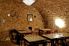 Les Canons Montpellier est un Bar à vins et un Restaurant