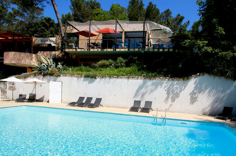 Les Coulondrines Saint Gély du Fesc Restaurant avec sa terrasse et sa piscine tout proche du Golf  (® networld-Fabrice Chort)