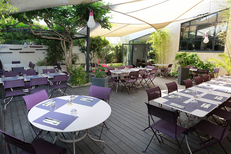 Les Gourmands Montpellier et son patio d'été à l'arrière du restaurant avec des tables en terrasse sur l’avenue Saint Lazare au centre-ville (® SAAM-Fabrice Chort)