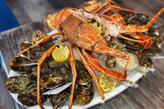 Les Poissons d’abord Montpellier • Poissonnerie et restaurant de poissons à Port Marianne • Plateaux d'huîtres, de coquillages à personnaliser (® facebook les Poissons d'abord)