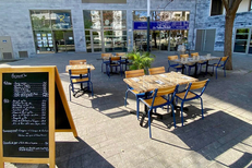 Restaurant Port Marianne • Les Poissons d’abord Montpellier • Tables en terrasse (® facebook les poissons d'abord)