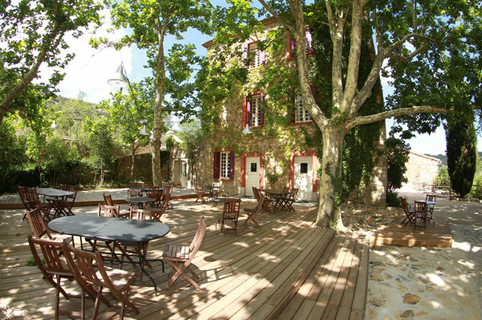Tables en terrasse du restaurant gastronomique du Mas de Luzière de St André de Buèges (credits photos : networld-Fabrice Chort)