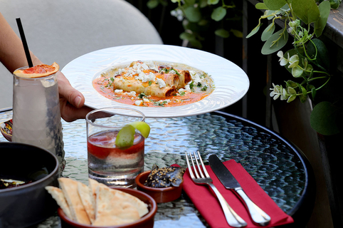 Nomadic Montpellier restaurant centre-ville - Plat gourmand servi en terrasse (® SAAM- fabrice CHORT)