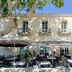 O'PapaChico Fabrègues et ses tables en terrasse. Découvrez ce bar-restaurant du centre-ville ( ® SAAM-fabrice CHORT)